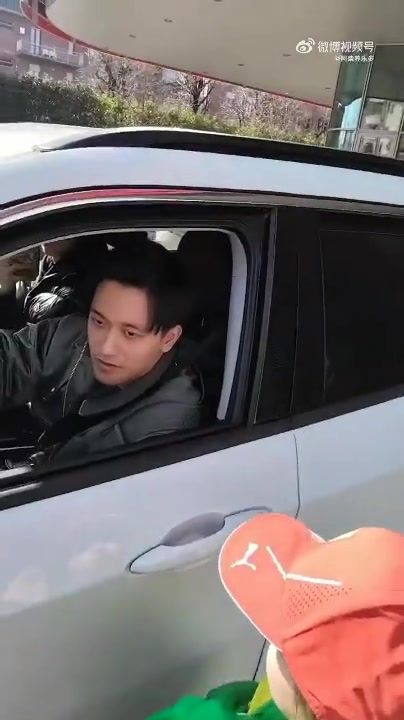 周冠宇在马拉内罗总部打卡下班,与车迷合影签名互动